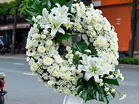 Các lưu ý cần biết khi đặt kệ hoa chia buồn, vòng hoa viếng đám tang