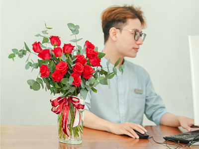 4 bước đơn giản để ứng dụng hoa tươi cho không gian làm việc