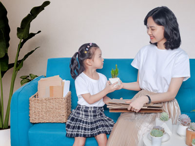 Gợi ý những việc trẻ em có thể làm khi chăm cây xanh cùng ba mẹ