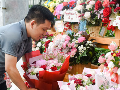 Khi nam giới đi mua hoa – họ sẽ nghĩ về điều gì?