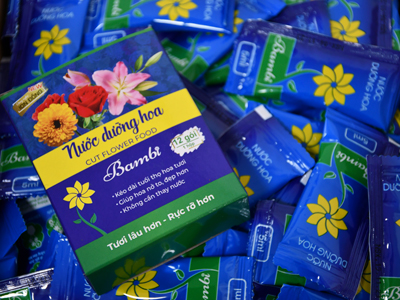 Mua hoa tặng ngay gói dưỡng. Khám phá bí mật đằng sau những gói thuốc dưỡng hoa nhỏ bé
