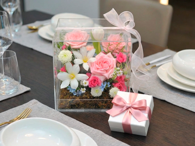 Cẩm Nang Chọn Quà 8/3: So Sánh Ưu Nhược Điểm Của Hoa Tươi Và Quà Tặng - Bạn Nên Chọn Gì?