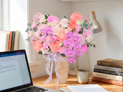 Bình Hoa 8/3 Để Bàn: Món Quà “2 Trong 1” Hoàn Hảo Tặng Đồng Nghiệp Nữ Ngày Quốc Tế Phụ Nữ